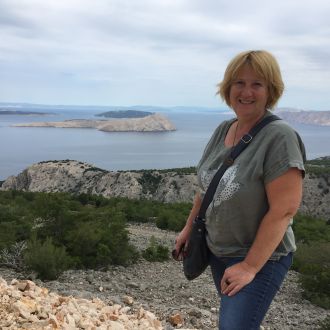 Oblečena Barbara na Golem otoku. / Barbara Pergovnik