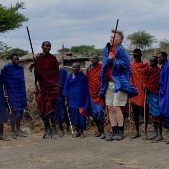 Okolica Mto Wa Mbu, Tanzanija. Pleše (in skače) z Masaji, kulturni turizem v masajski vasi. (2019) / Matjaž Šalej