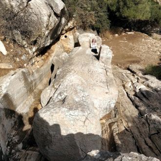 Naxos, Grčija. Nedokončan Apolonov kip / spomenik iz 6. stoletja pr. n. št. Pustili so ga Egipčani, ker je bil prekrhek za tovorjenje. (2019) / Tjaša Kopušar