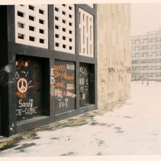 1995 - Dom kulture Velenje v času pred prenovo - grafiti, avtor Damijan Kljajič