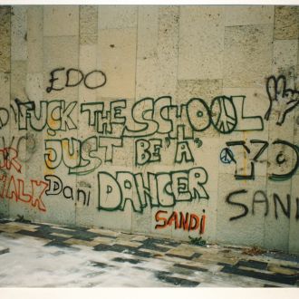 1995 - Grafiti na fasadi Doma kulture Velenje v času pred prenovo, avtor Damijan Kljajič