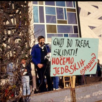 1987 11. 08. - Zborovanje proti odlagališču jedrskih odpadkov v Šaleški dolini in onesnaževanju, avtor Lojze Ojsteršek