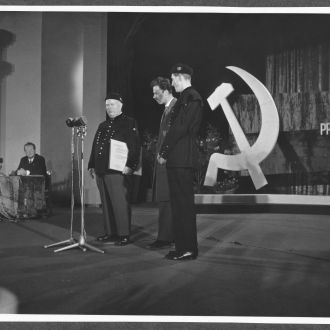 1963 08. 30. - Obisk ruskega predsednika Nikite Hruščova v Velenju gost prejema rudarsko uniformo, avtor Volbenk Pajk