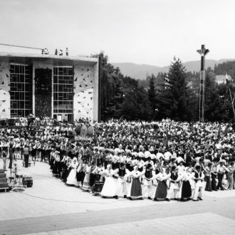 1977 06. 25. - Svečanost na trgu ob odprtju spomenika Josipu Brozu Titu, avtor Volbenk Pajk