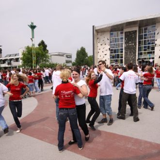 2009 05. 15. - Maturantska četvorka na trgu pred domom kulture, avtor Blaž Verbič