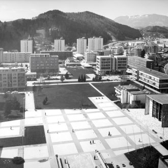 1975: Središče Velenja, Titov trg z domom kulture, avtor Ljuban Naraks