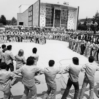 1977 06. 25. : Svečanost na trgu ob odprtju spomenika Titu_3, avtor Ljuban Naraks